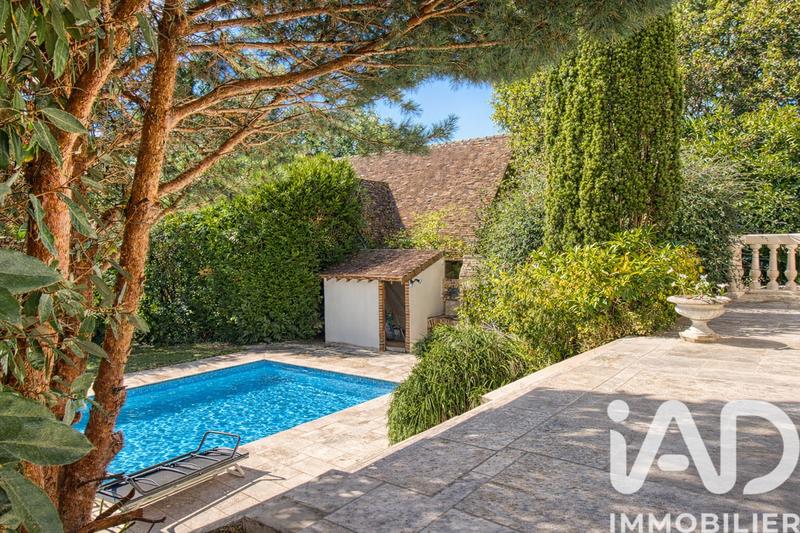 Maison - 235 m² - 10 pièces