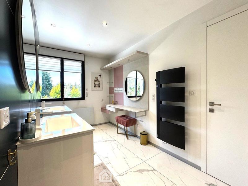 Maison - 230 m² - 7 pièces