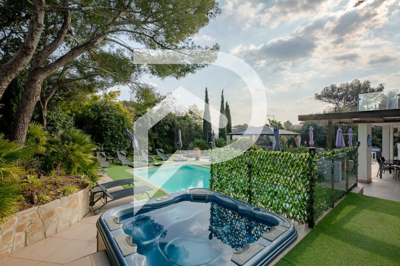 Maison - 308 m² - 11 pièces