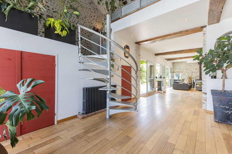 Maison - 300 m² - 11 pièces