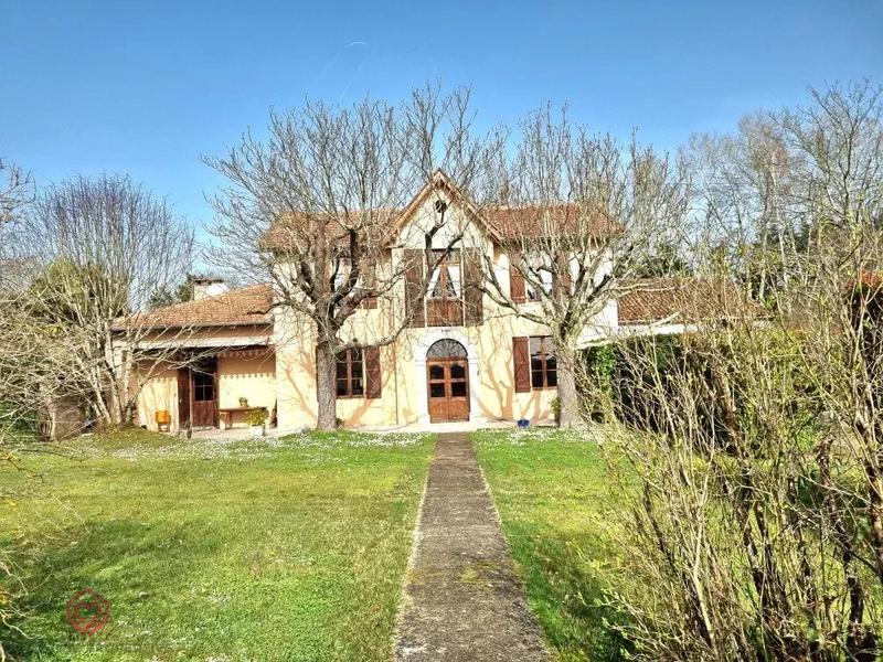 Maison - 212 m² - 12 pièces