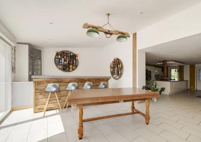 Maison - 221 m² - 10 pièces