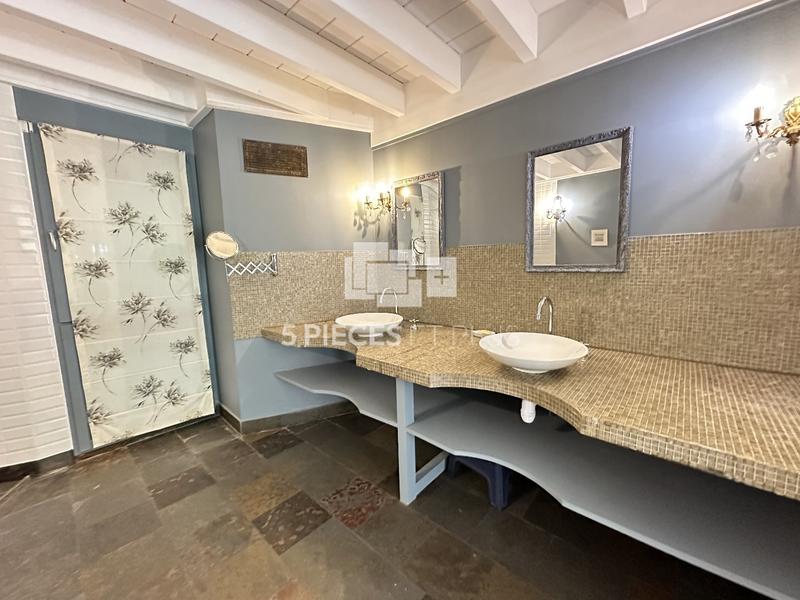 Maison - 250 m² - 10 pièces