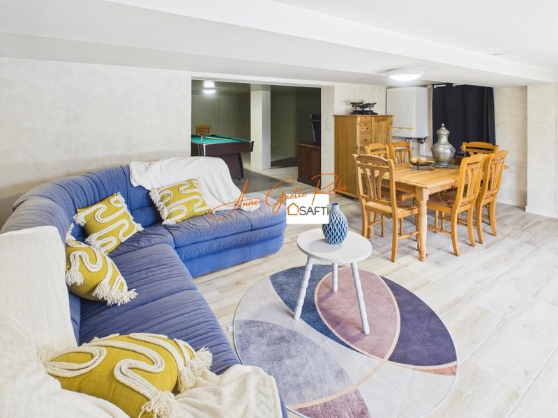 Maison - 312 m² - 10 pièces