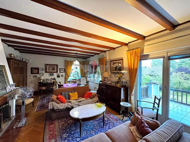 Villa - 221 m² - 8 pièces