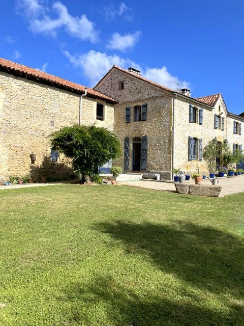 Maison - 260 m² - 9 pièces