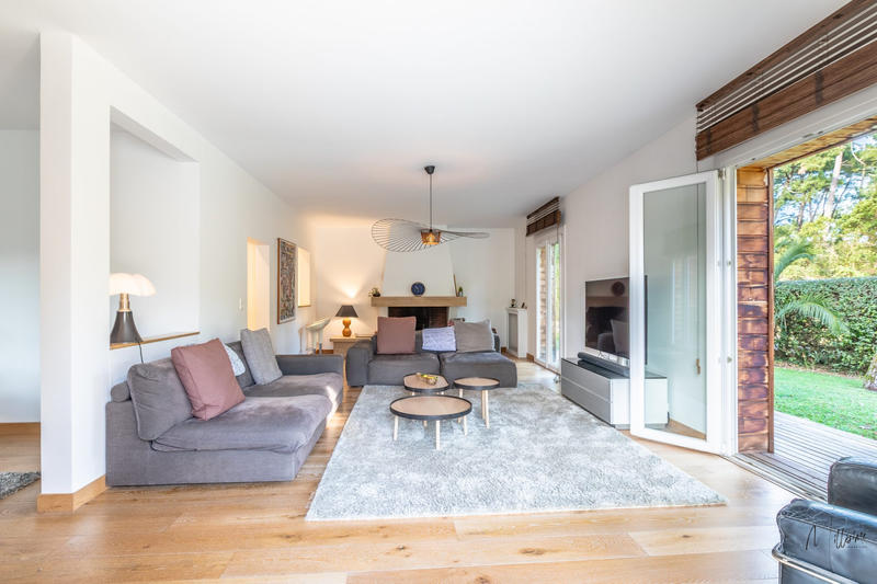 Maison - 270 m² - 11 pièces