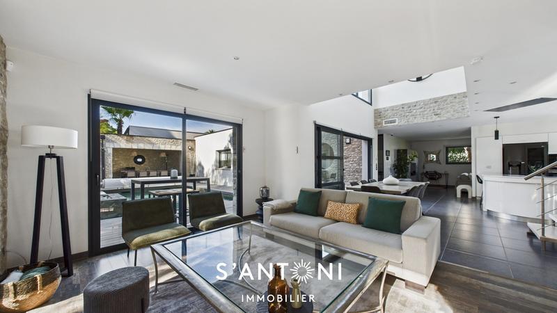 Maison - 200 m² - 9 pièces