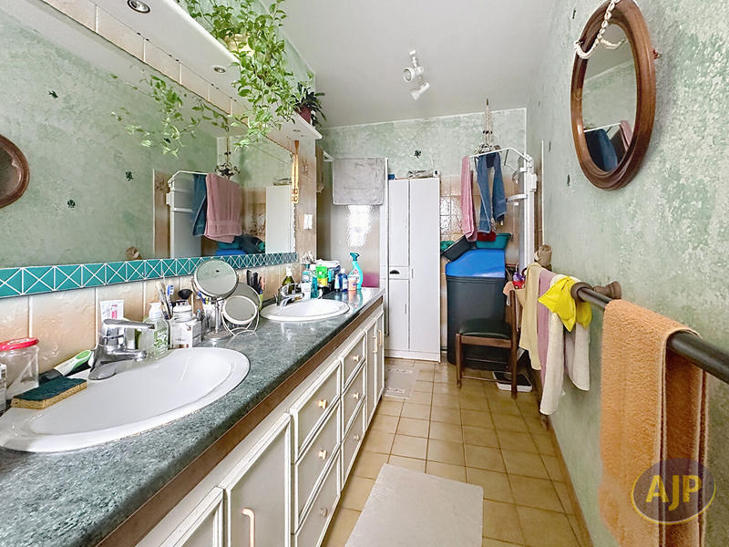 Maison - 220 m² - 9 pièces