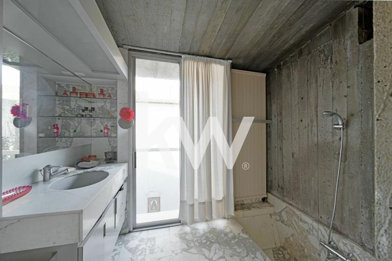 Maison - 250 m² - 9 pièces