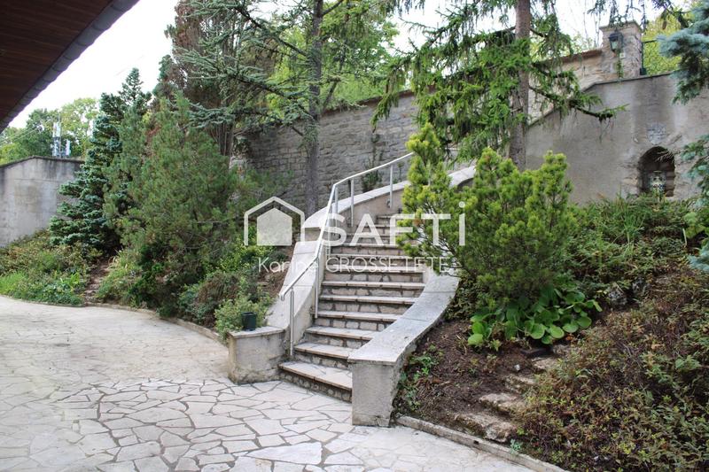 Maison - 228 m² - 7 pièces