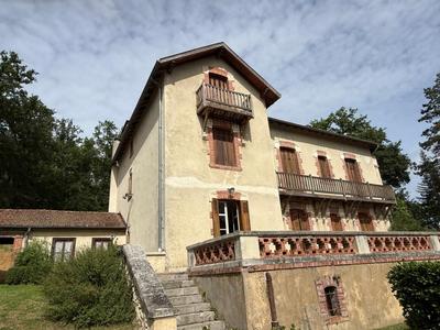 Maison - 1 500 m² - 40 pièces