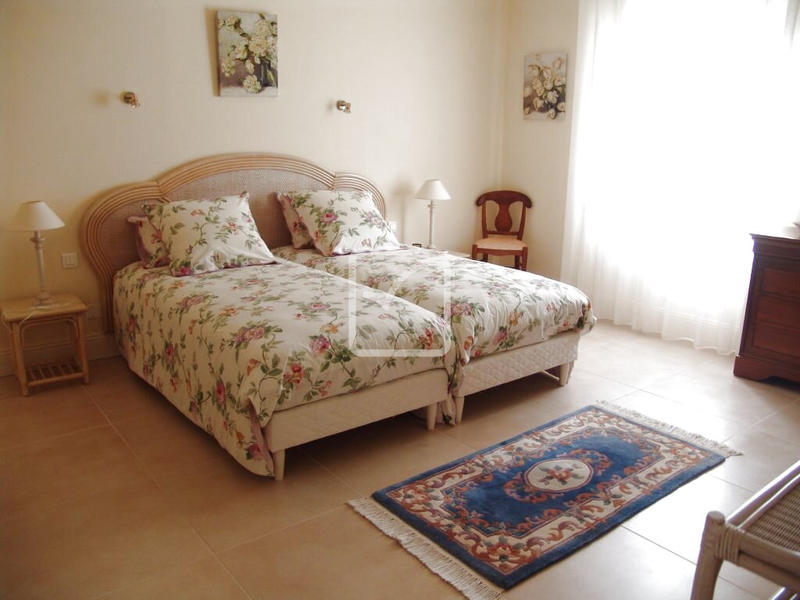 Maison - 260 m² - 15 pièces