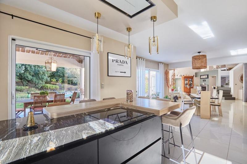 Maison - 220 m² - 6 pièces