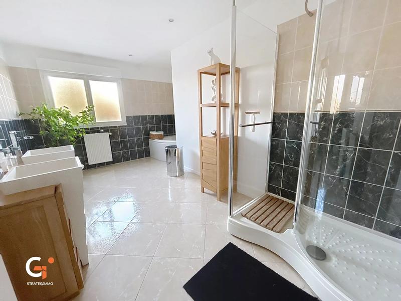 Maison - 215 m² - 7 pièces