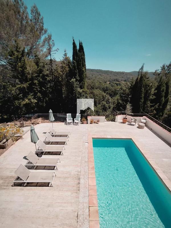 Maison - 240 m² - 7 pièces