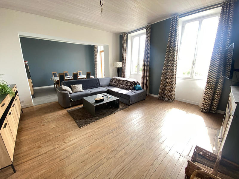 Maison - 675 m² - 10 pièces