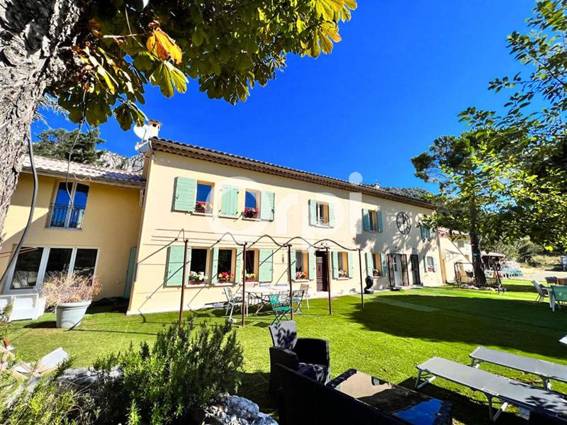 Demeure - 523 m² - 9 pièces