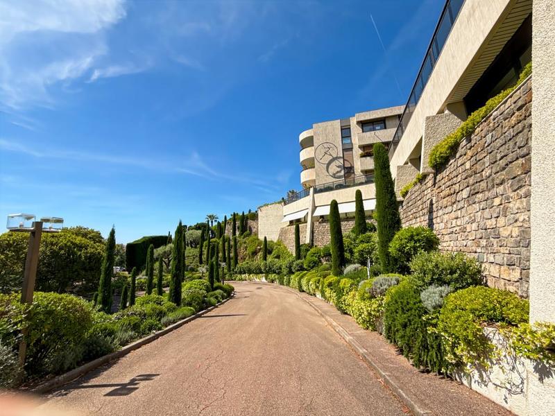 Appartement - 270 m² - 6 pièces