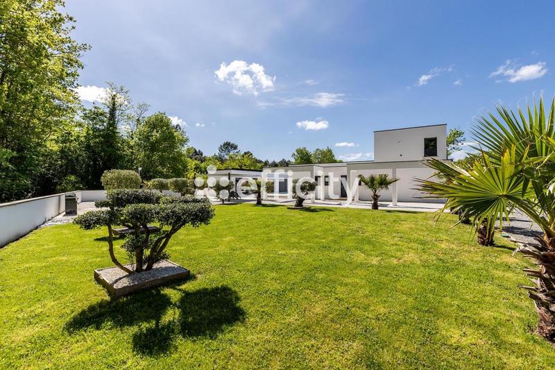 Maison - 340 m² - 10 pièces