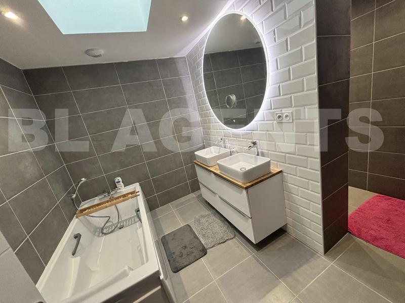 Maison - 222 m² - 7 pièces