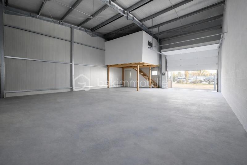 Local d'activité / Entrepôt - 148 m² - 2 pièces