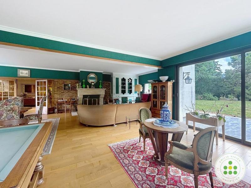 Maison - 330 m² - 8 pièces