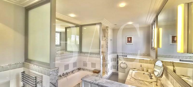 Propriété - 450 m² - 8 pièces