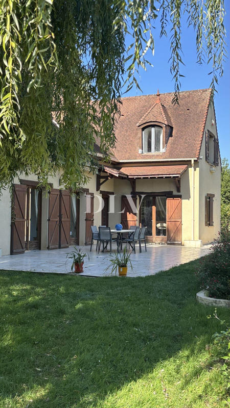 Maison - 214 m² - 8 pièces