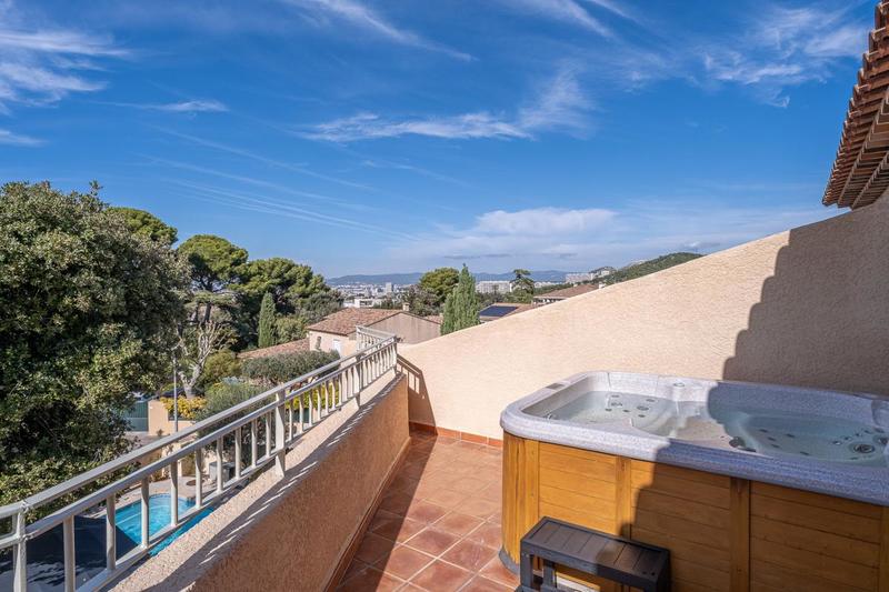 Maison - 248 m² - 8 pièces