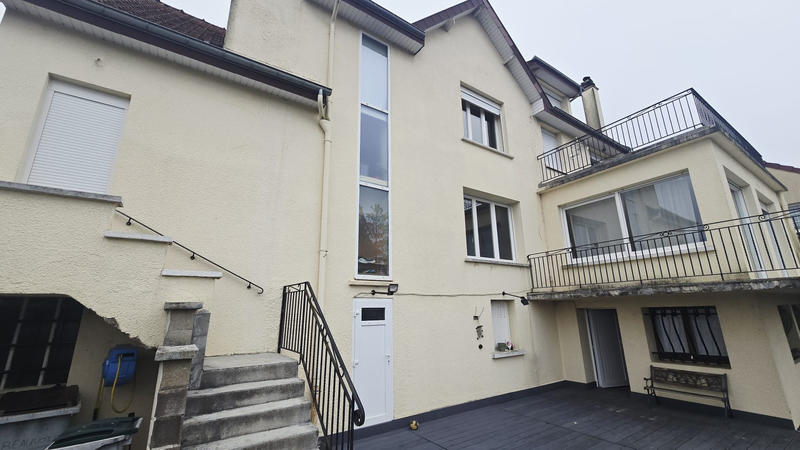 Maison - 272 m² - 9 pièces