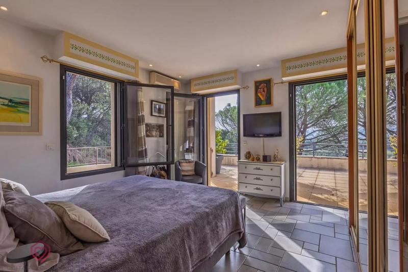 Propriété - 318 m² - 7 pièces