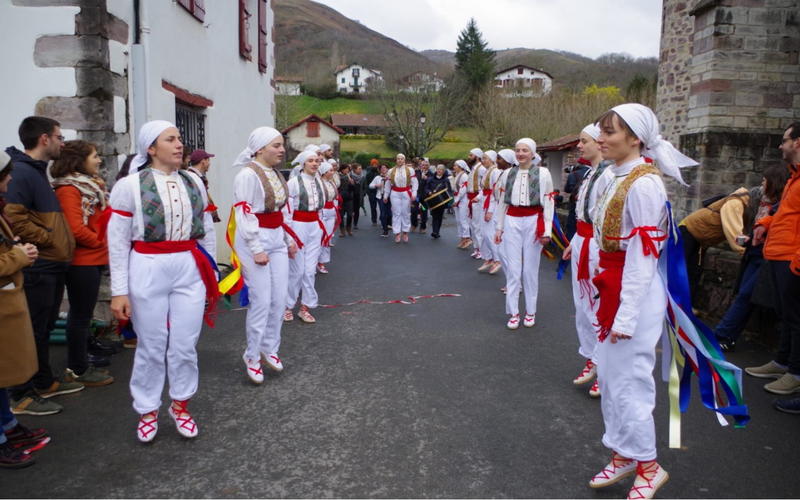 Libertimendua dans le cadre du carnaval  : défilé, théâtre, danse, bertsulariak (versificateurs en basque)