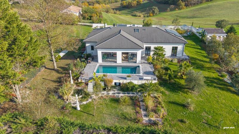 Maison - 180 m² - 5 pièces