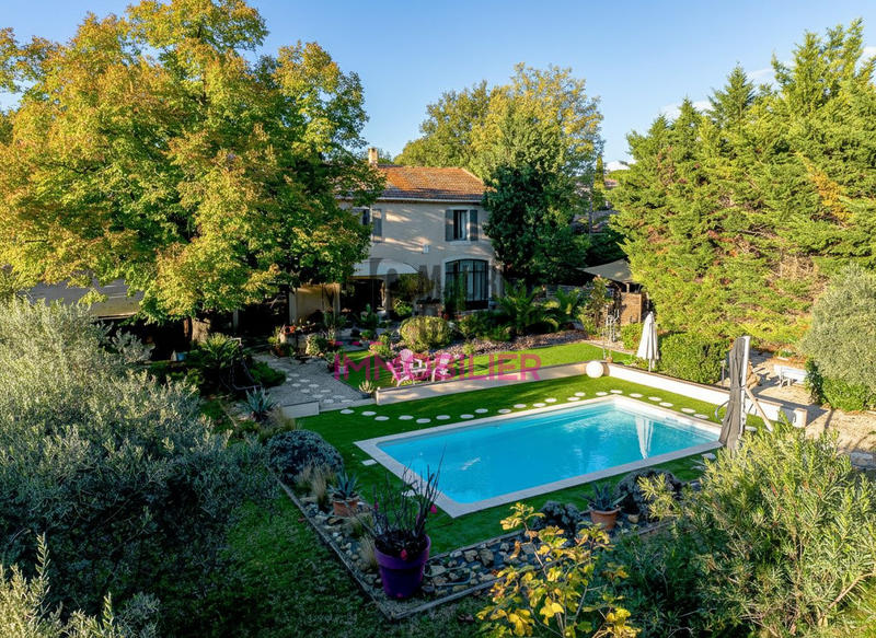 Maison - 280 m² - 8 pièces