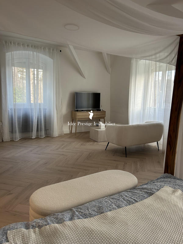 Maison - 443 m² - 12 pièces