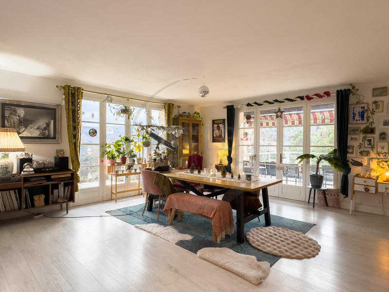 Maison - 211 m² - 7 pièces