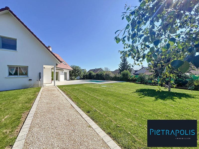 Maison - 204 m² - 5 pièces