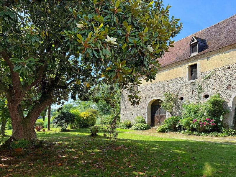 Maison - 325 m² - 8 pièces