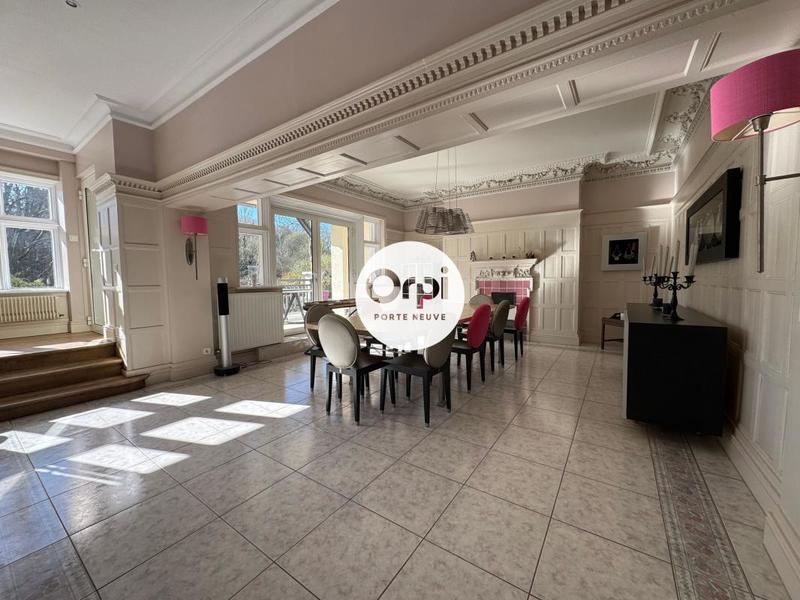 Propriété - 390 m² - 8 pièces