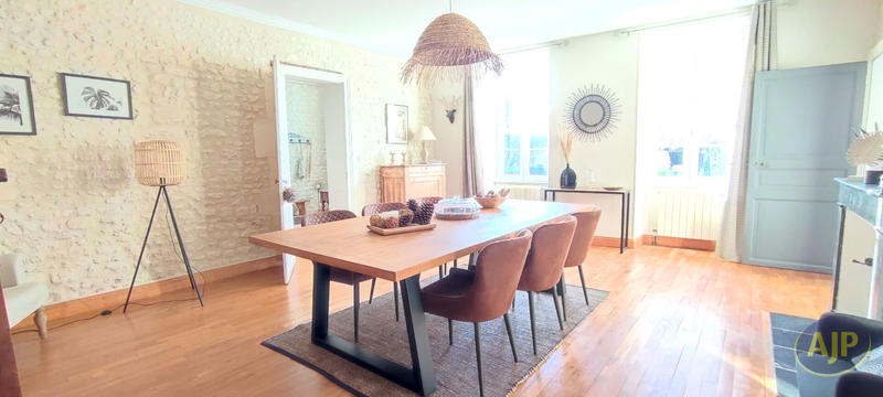 Maison - 281 m² - 9 pièces