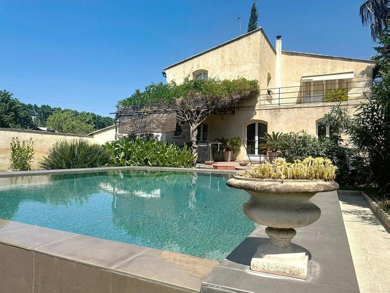 Maison - 240 m² - 6 pièces