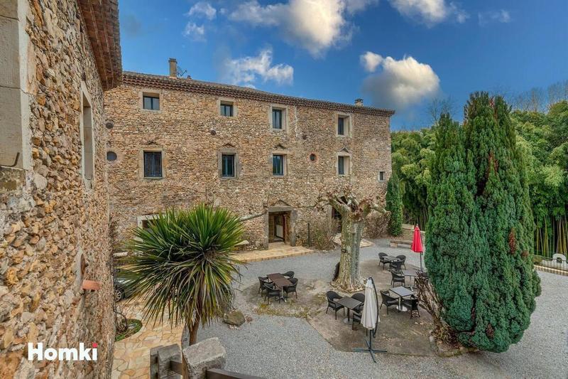 Maison - 1 800 m² - 31 pièces