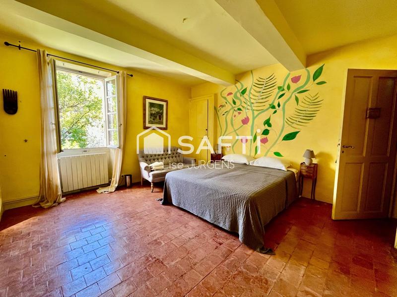 Maison - 300 m² - 10 pièces