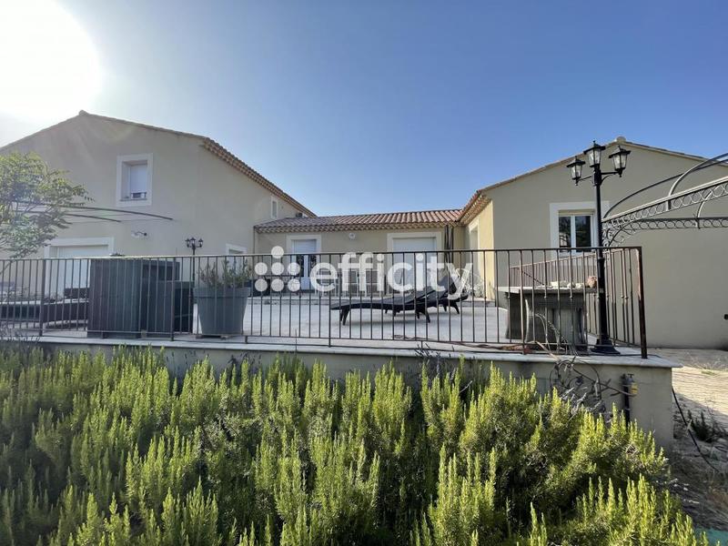 Maison - 240 m² - 11 pièces