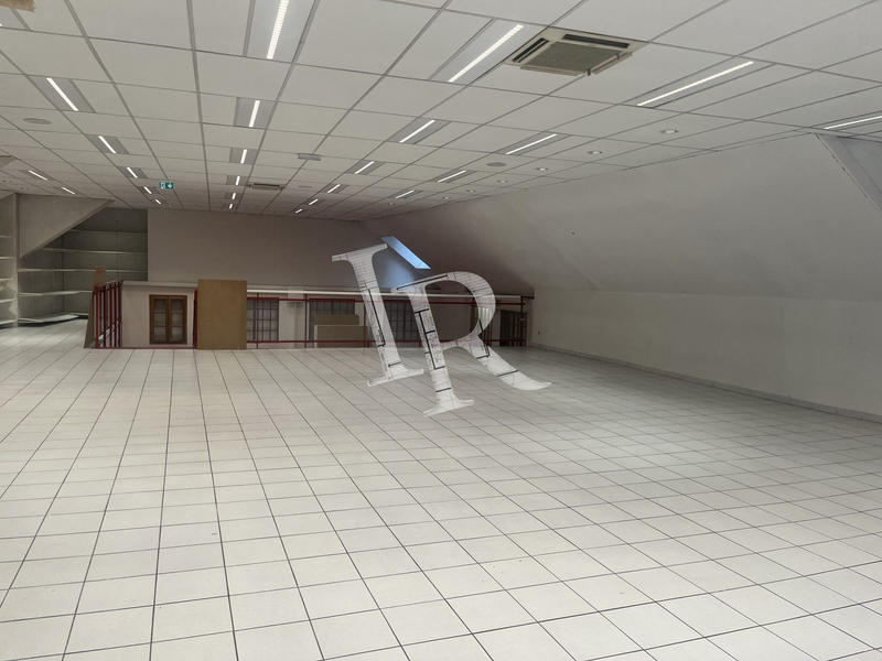 Local commercial - 806 m²
