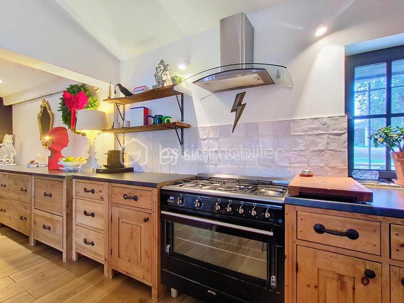 Propriété - 253 m² - 8 pièces