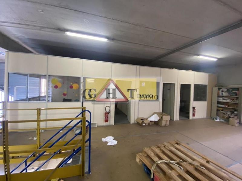 Entrepôt - 1 500 m²