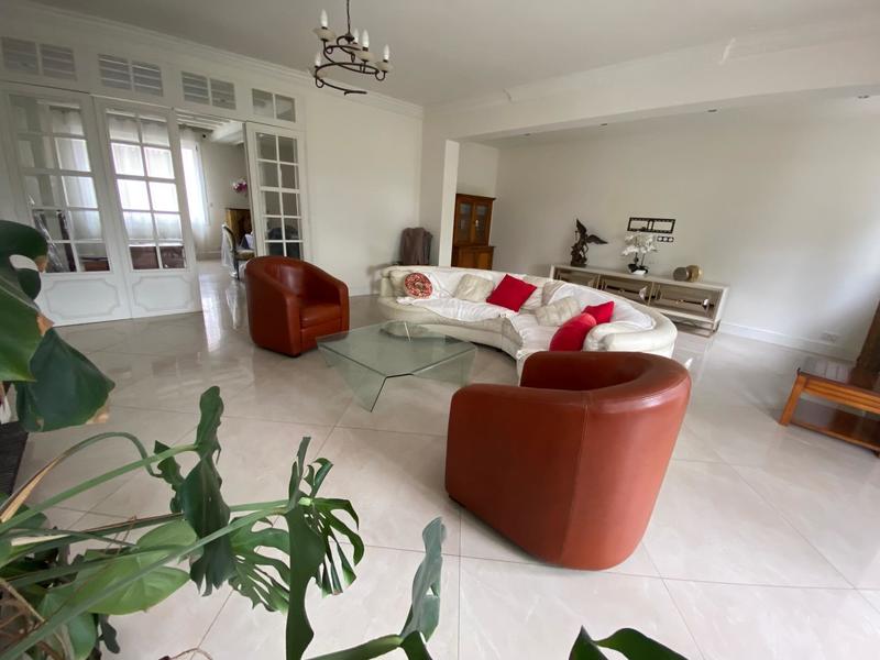 Propriété - 328 m² - 8 pièces