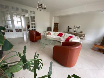 Propriété - 328 m² - 8 pièces